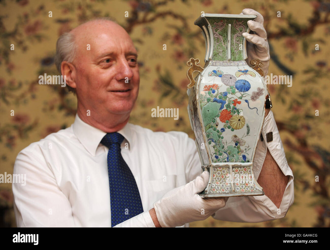 300 Year Old Shopping List Found In Vase Hi res Stock Photography And 300-year-old-shopping-list-found-in-vase-hi-res-stock-photography-and