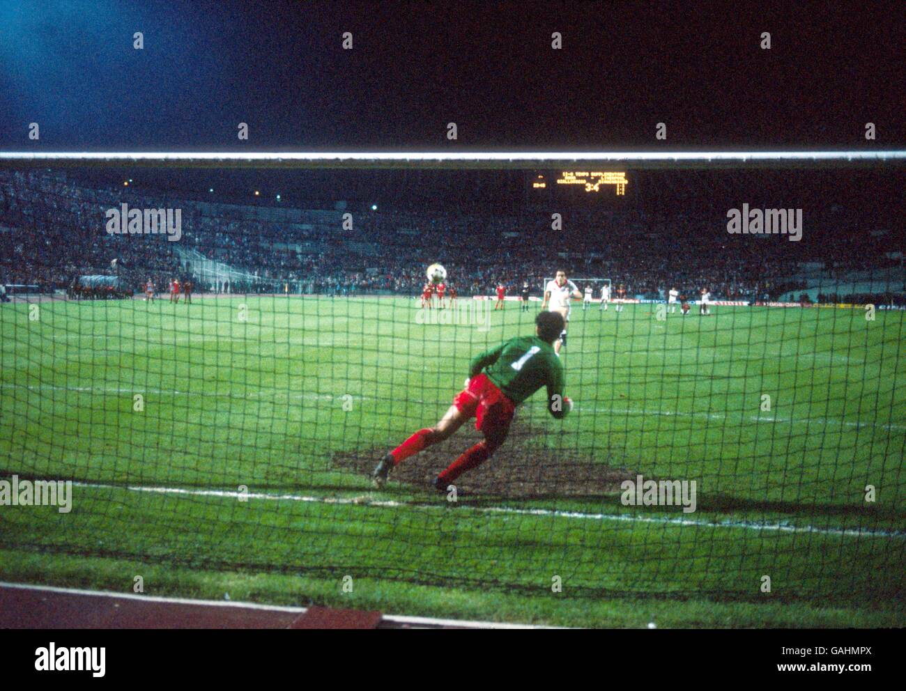 AS Roma's Francesco Graziani blasts his spot kick high over the bar as Liverpool goalkeeper Bruce Grobbelaar moves to his right Stock Photo