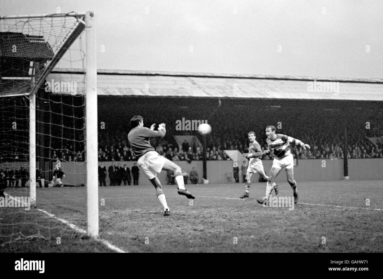 Soccer - AXA FA Cup - First Round - Queens Park Rangers v Poole Town. Queens Park Rangers' Mark Lazarus (r) gets his head to a cross but fails to score Stock Photo