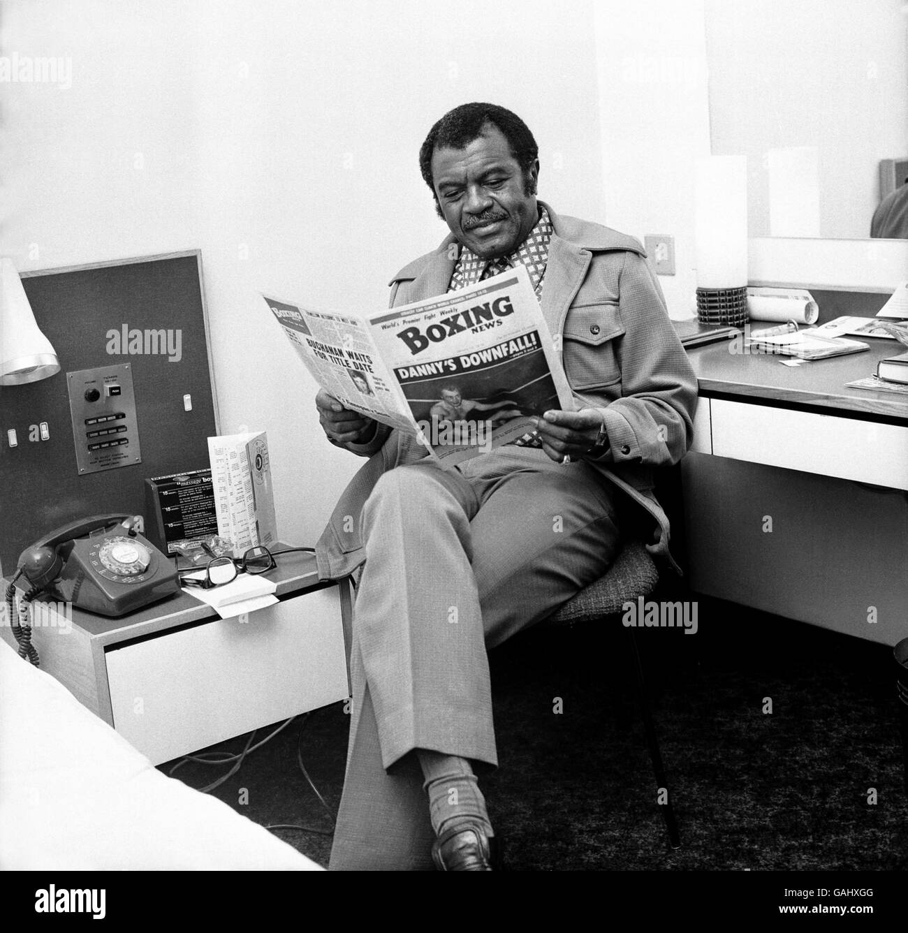 Trainer Eddie Futch reads the Boxing News in his hotel room Stock Photo