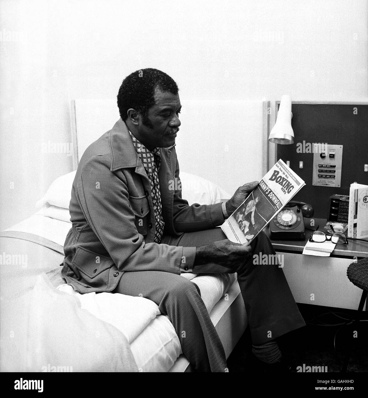 Trainer Eddie Futch reads the Boxing News in his hotel room Stock Photo