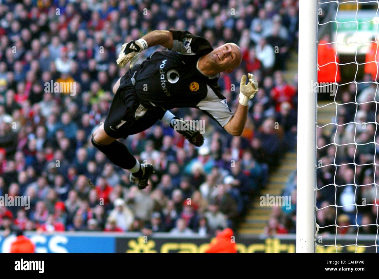 manchester-united-s-fabien-barthez-dives-to-make-a-save-from-liverpool