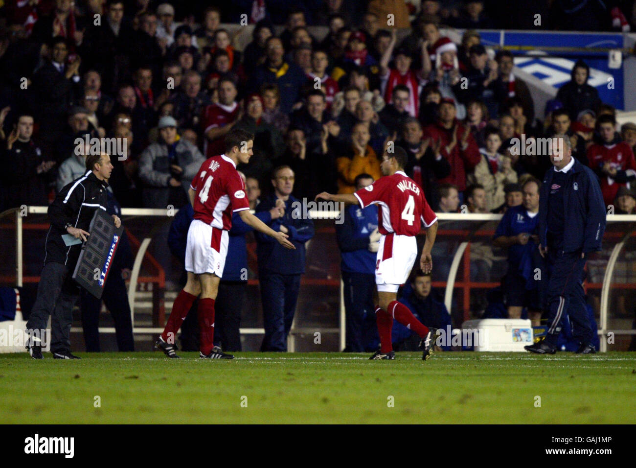 Soccer - Nationwide League Division One - Nottingham Forest v Portsmouth. Nottingham Forest's manager Paul Hart (r) looks on as Des Walker comes off injured to be replaced by Christopher Doig early in the match Stock Photo