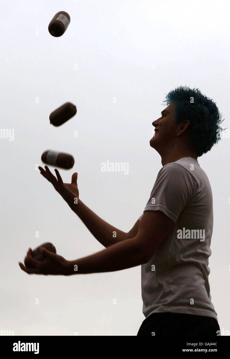 Tom derrick oxford juggling handful haggis scottish juggling convention hires stock photography