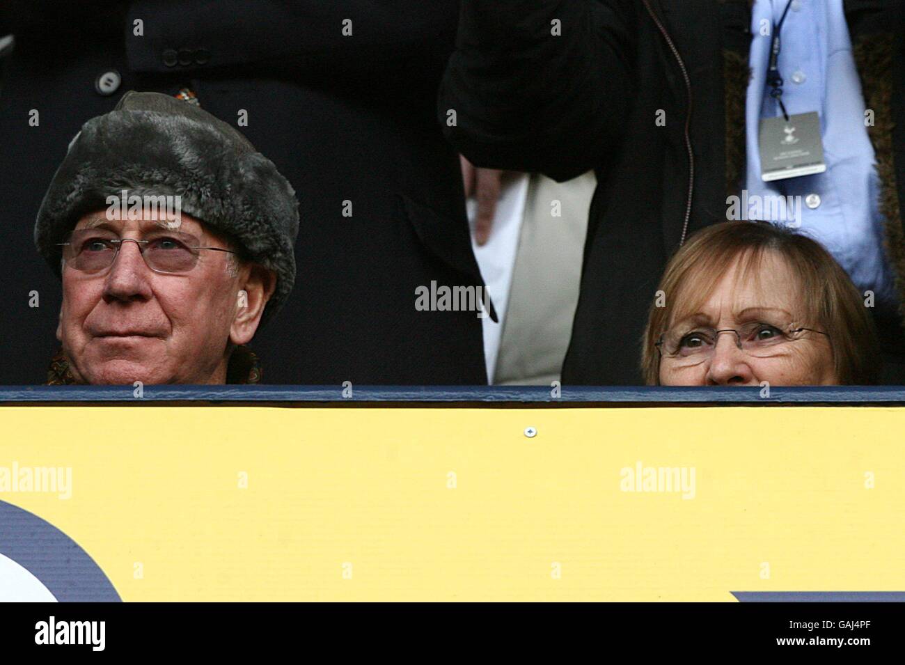 Soccer - Barclays Premier League - Tottenham Hotspur v Manchester United - White Hart Lane. Sir Bobby Charlton and his wife Lady Norma Charlton in the stands Stock Photo