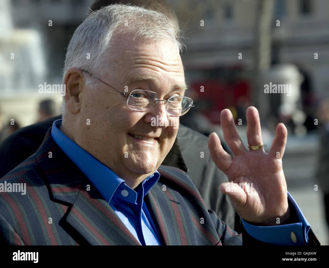 Ian Smith (Harold Bishop) arrives to join hundreds of brass band musicians from around the UK in performing the theme tune of Australian soap Neighbours to celebrate its imminent arrival on Five TV, Trafalgar Square, central London. Stock Photo