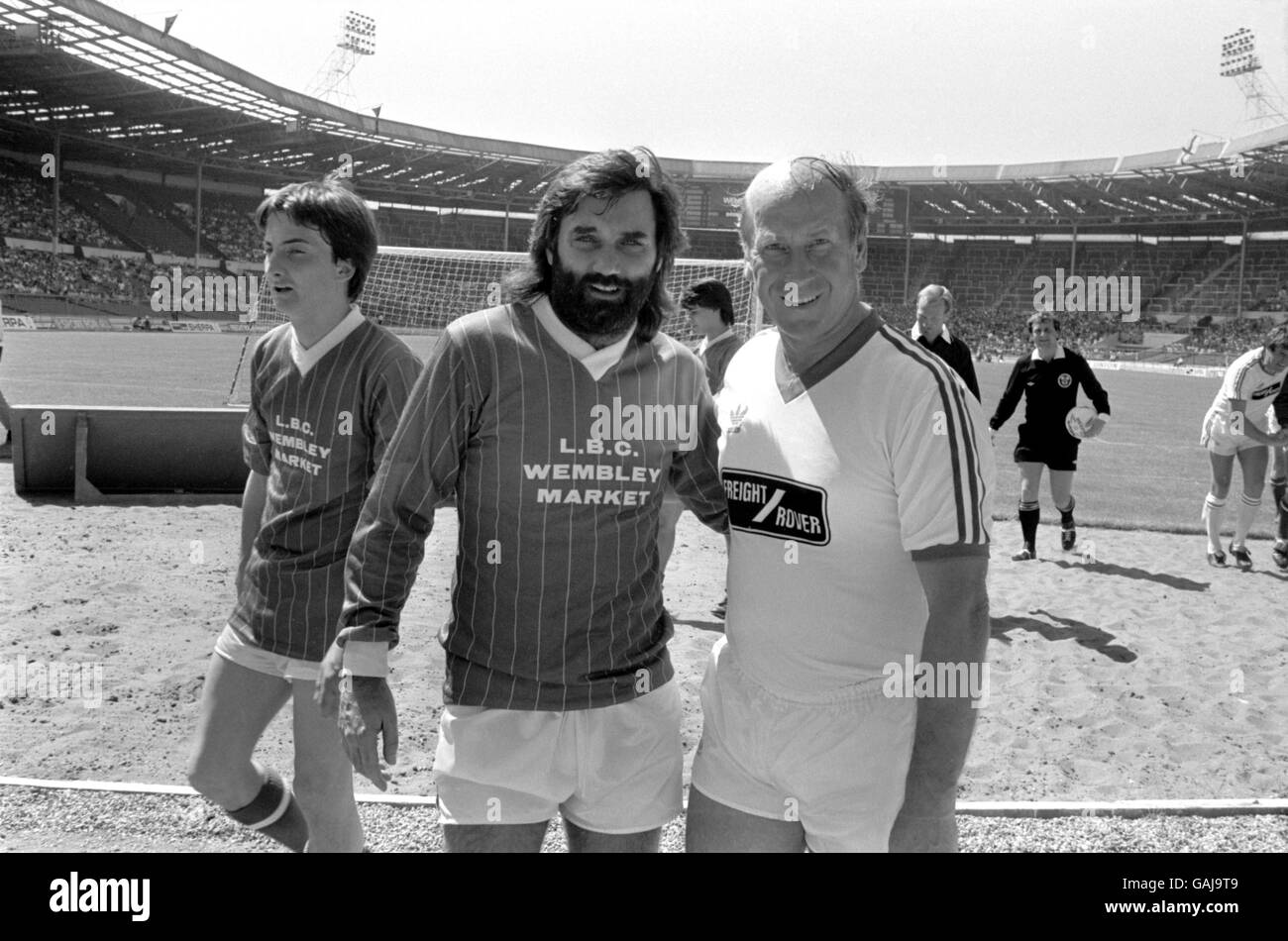 Former Manchester United teammates, LBC XI's George Best (c) and England All Stars' Bobby Charlton (r), put their differences behind them to pose for pictures together at Wembley Stock Photo
