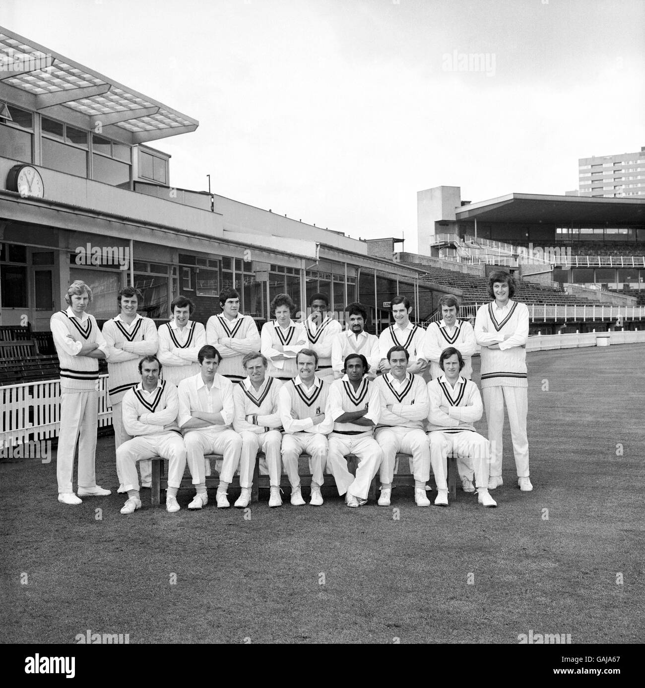 Warwickshire team group: (back row, l-r) Peter Lewington, Bill Blenkiron, Warwick Tidy, Stephen Rouse, Barry Flick, William Bourne, Deryck Murray, Norman McVicker, Eddie Hemmings, Bob Willis; (front row, l-r) Neal Abberley, David Brown, Mike Smith, Alan Smith, Billy Ibadulla, John Jameson, Dennis Amiss Stock Photo