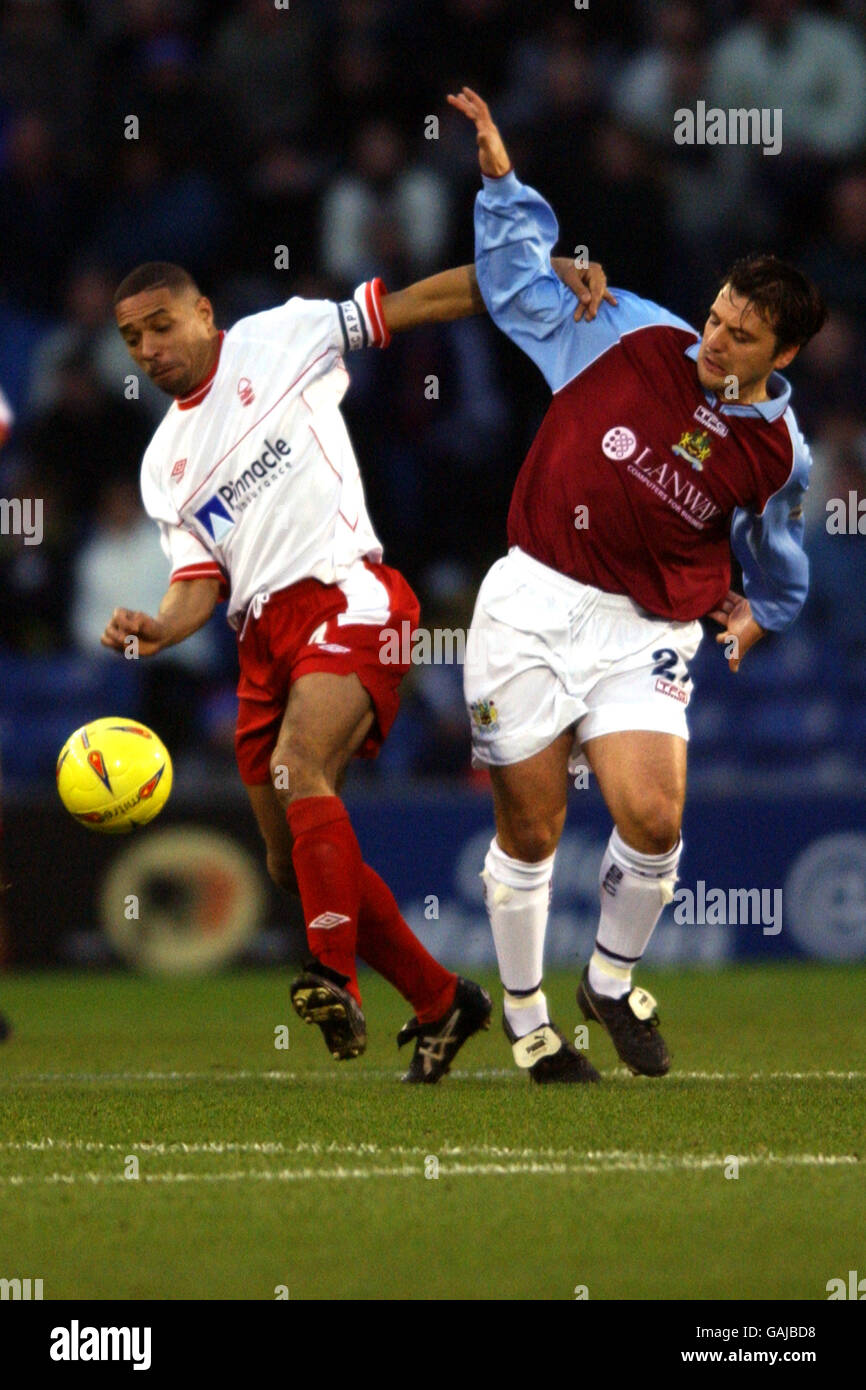 Nottingham Forest's Des Walker (l) battles for possession of the ball with Burnley's Robbie Blake (r) Stock Photo