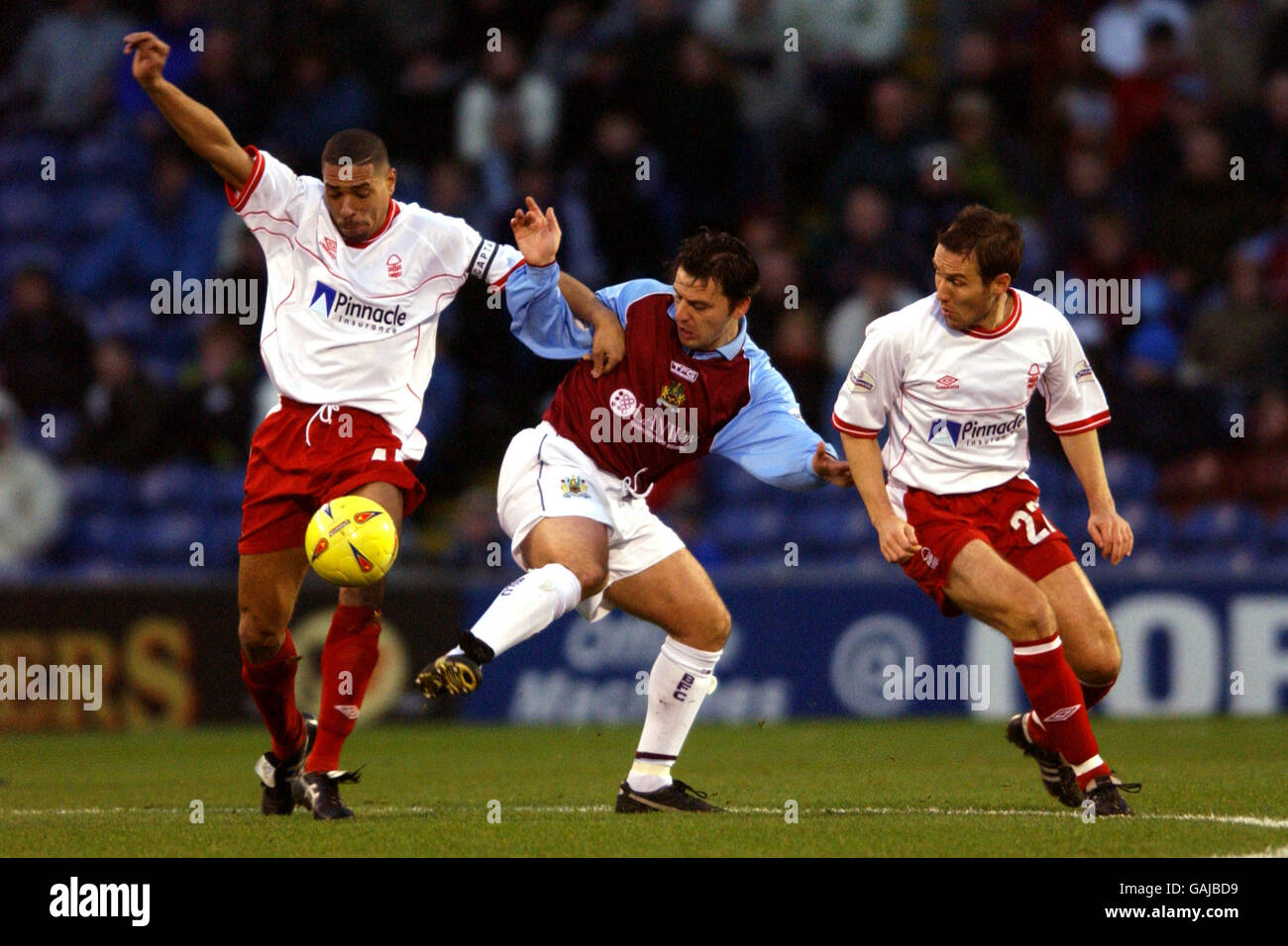 Soccer - Nationwide League Division One - Burnley v Nottingham Forest. Nottingham Forest's Des Walker (l) battles for possession of the ball with Burnley's Robbie Blake (r) Stock Photo