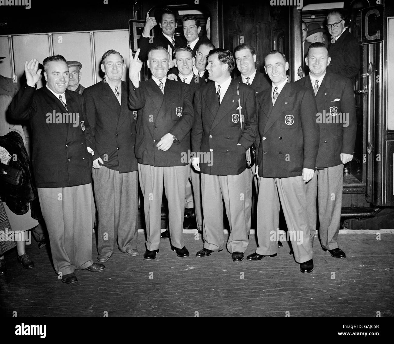 Members of the British Ryder Cup team before boarding the train on the way to America. Left to right: Arthur Lacey (manager), Ken Bousfield, John Panton, Jimmy Adams, Harry Weetman, Dai Rees, Max Faulkner, Fred Daly, Arthur Lees, Charlie Ward and Jack Hargreaves. Stock Photo