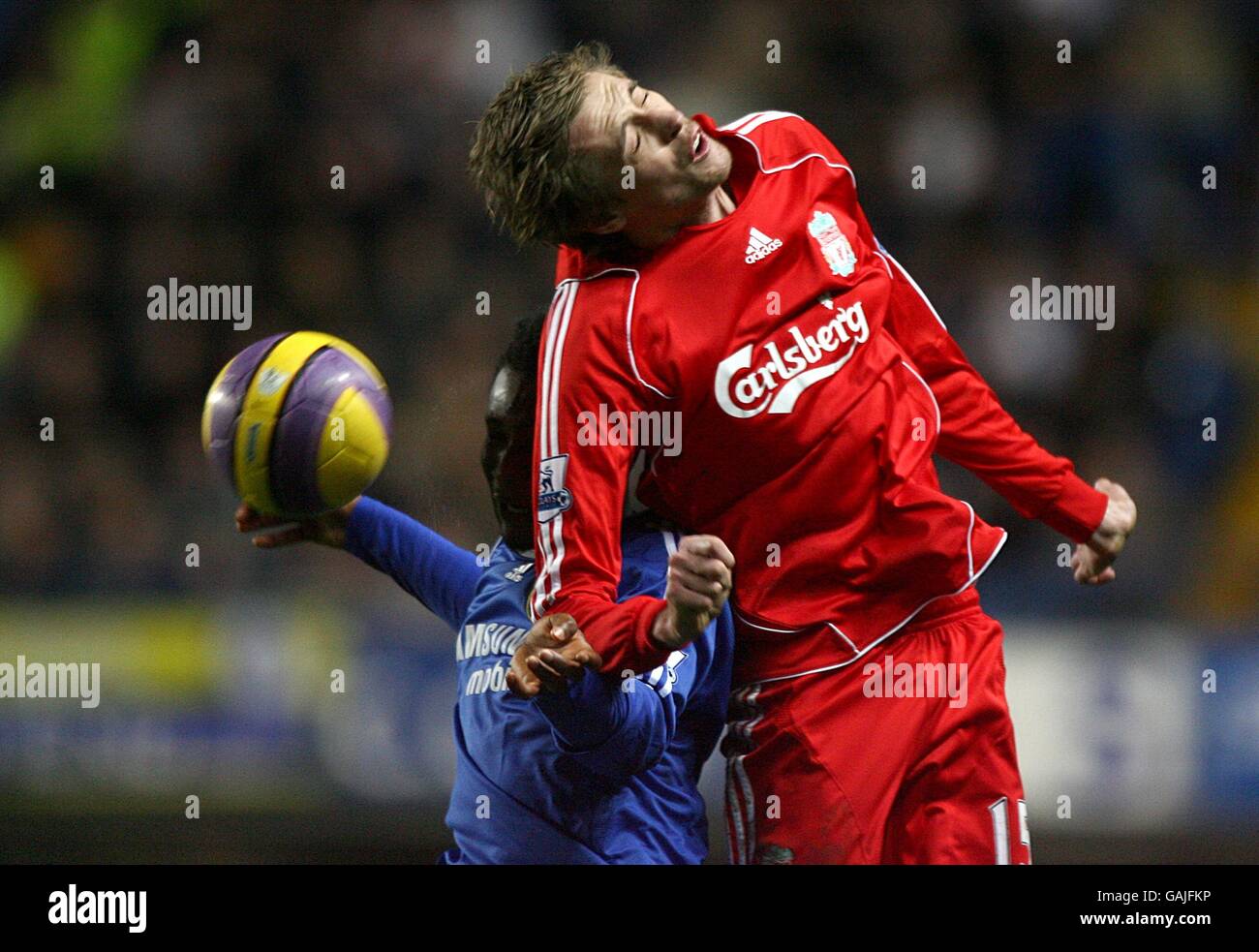 Soccer - Barclays Premier League - Chelsea v Liverpool - Stamford Bridge. Liverpool's Peter Crouch (right) and Chelsea's John Mikel Obi battle for the ball. Stock Photo