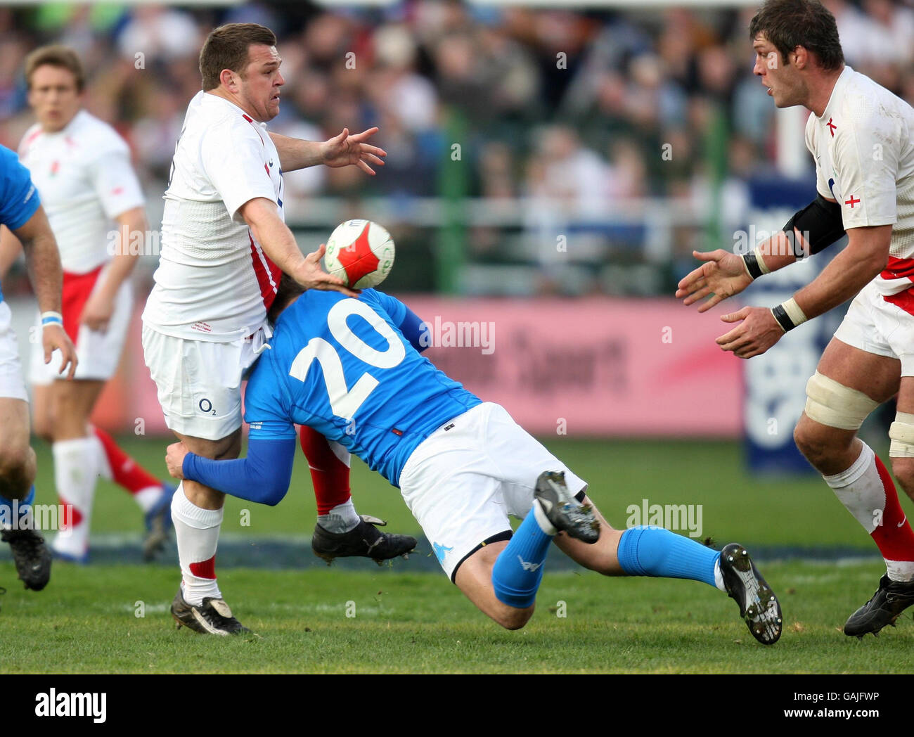 Rugby Union - RBS 6 Nations Championship 2008 - Italy v England - Stadio Flaminio. England's Lee Mears off loads his pass as he is tackled during the RBS 6 Nations match at Stadio Flaminio, Rome, Italy. Stock Photo
