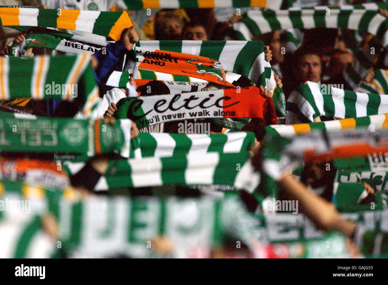 Soccer - UEFA Cup - Second Round - First Leg - Celtic v Blackburn Rovers. Celtic fans hold aloft their scarves for a rendition of 'Walk on' Stock Photo
