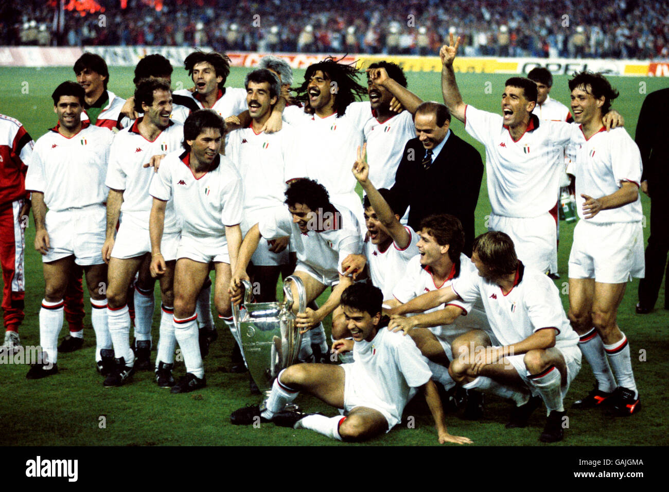 AC Milan celebrate with the European Cup after their 4-0 victory: (back row, l-r) ?, Franco Baresi, Carlo Ancelotti (crouching slightly), Pietro Virdis, Ruud Gullit, Frank Rijkaard, Silvio Berlusconi, Mauro Tassotti, Marco van Basten; (front row, l-r) Roberto Donadoni, Paolo Maldini, Filippo Galli, Angelo Colombo, Alessandro Costacurta (front) Stock Photo