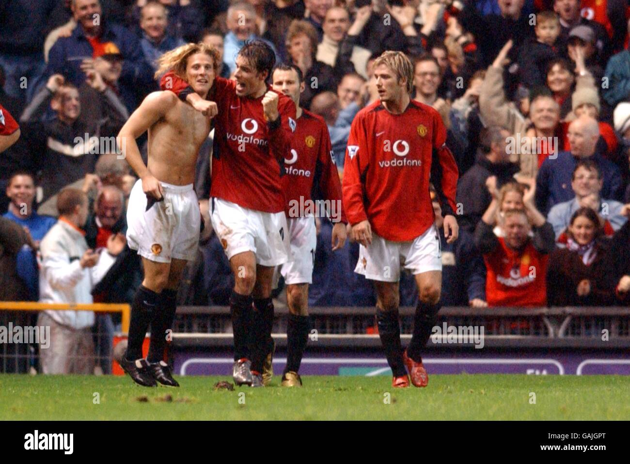 Manchester United's Ruud Van Nistelrooy celebrates with winning goalscorer  Diego Forlan Stock Photo - Alamy