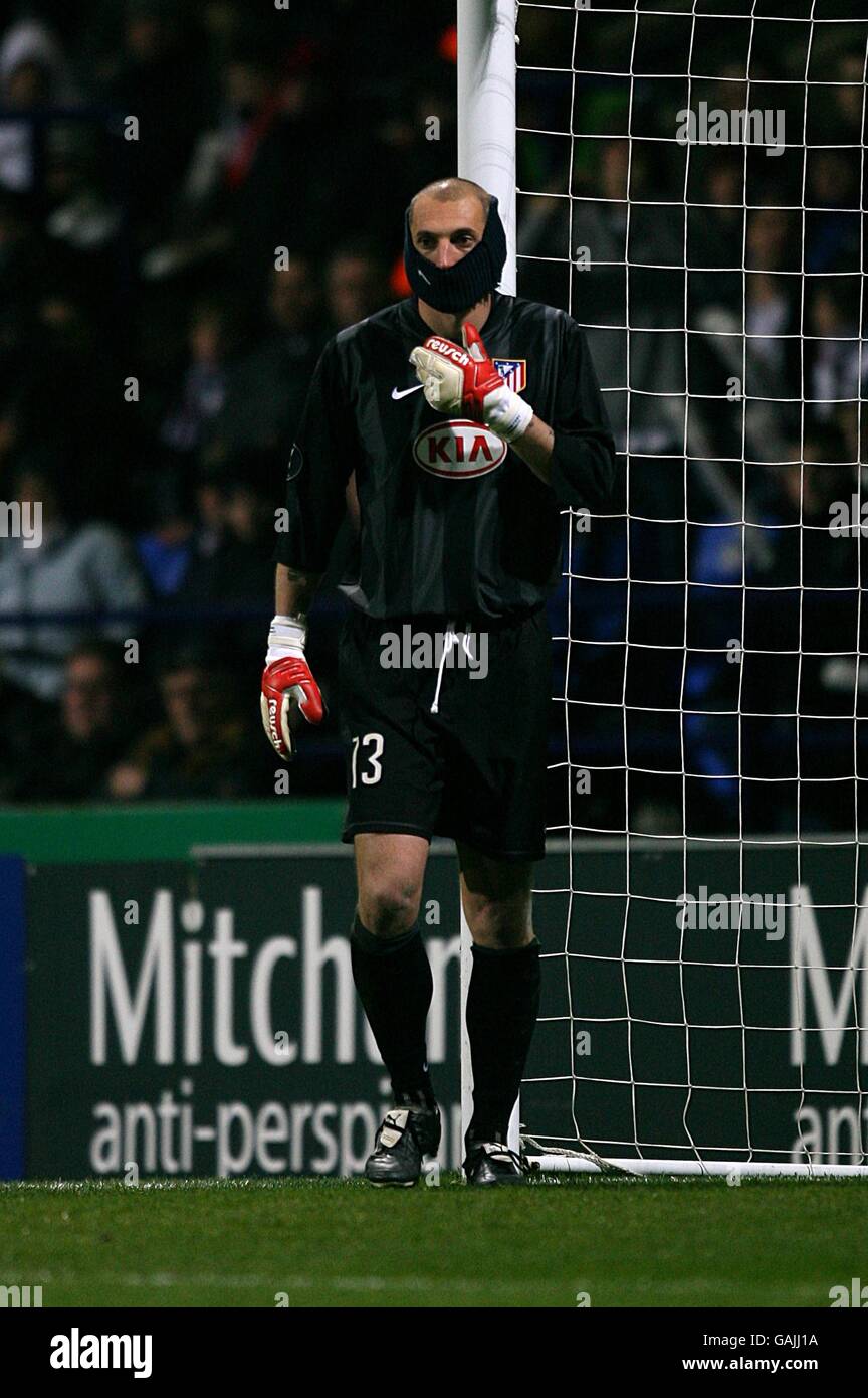 Soccer - UEFA Cup - Round Of 32 - Bolton Wanderers v Atletico Madrid -  Reebok Stadium. Atletico Madrid goalkeeper Christian Abbiati with a scarf  over his face Stock Photo - Alamy