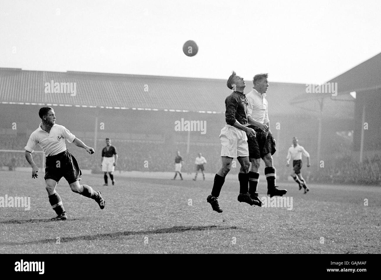 Soccer - Football League Division Two - Tottenham Hotspur v Port Vale. Tottenham Hotspur's Jimmy McCormick (l) runs onto a flick Stock Photo