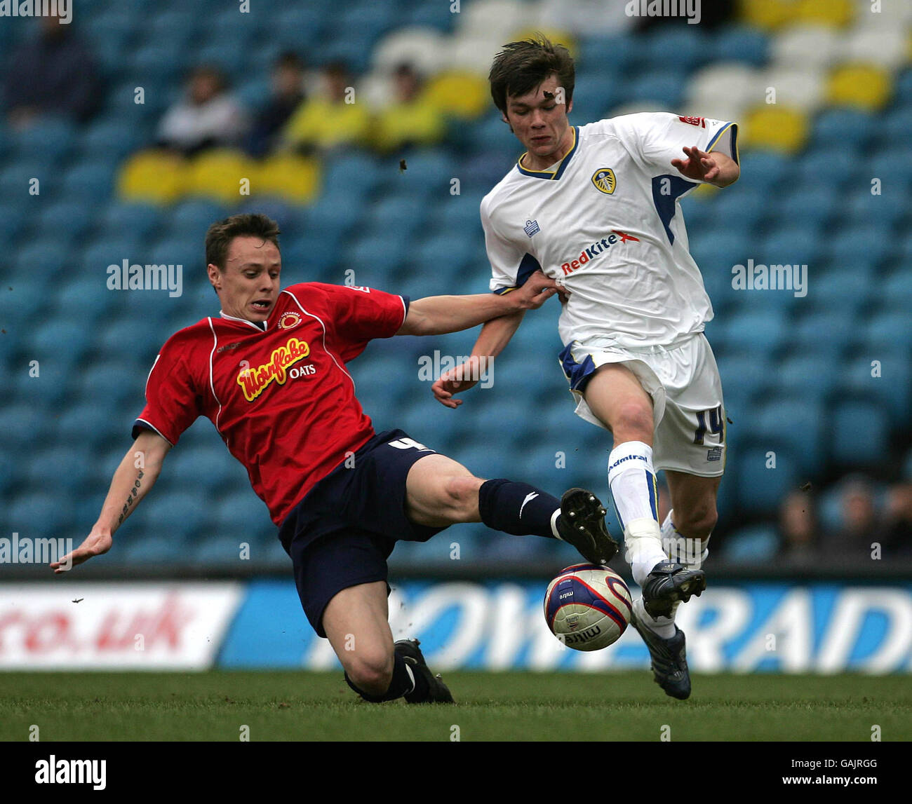 Leeds United's Jonathan Howson and Crew Alexandra's Gary Roberts during the Coca-Cola Football League One match at Elland Road, Leeds. Stock Photo