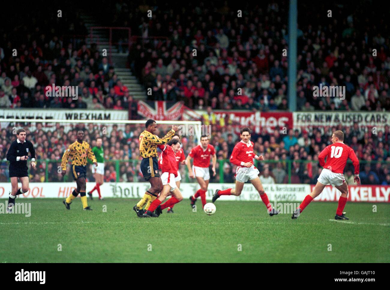 Soccer - FA Cup - Third Round - Wrexham v Arsenal. Wrexham's Mickey Thomas (third l) throws up an arm to hold off Arsenal's David Rocastle (second l) Stock Photo