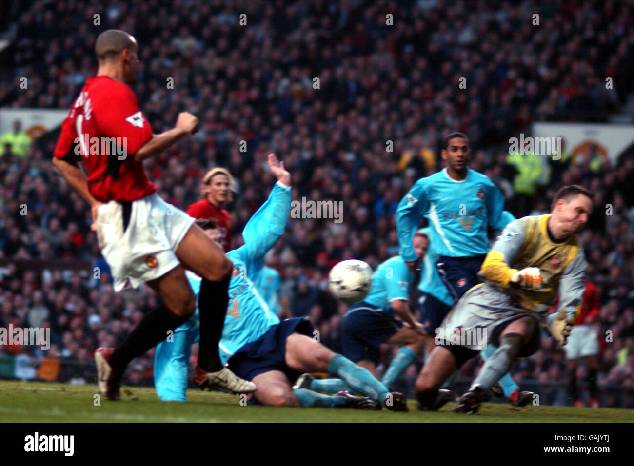 Sunderland goalkeeper Jurgen Macho makes a great save at the feet of Manchester United's Rio Ferdinand Stock Photo