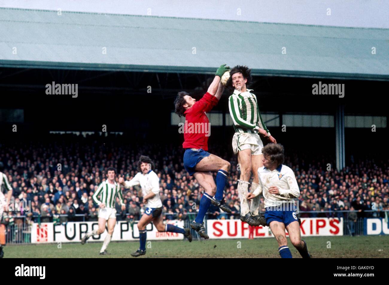Soccer - Football League Division Three - Plymouth Argyle v Bury. Plymouth Argyle's Paul Mariner (second r) leaps but is beaten to the ball by Bury goalkeeper John Forrest (c) Stock Photo