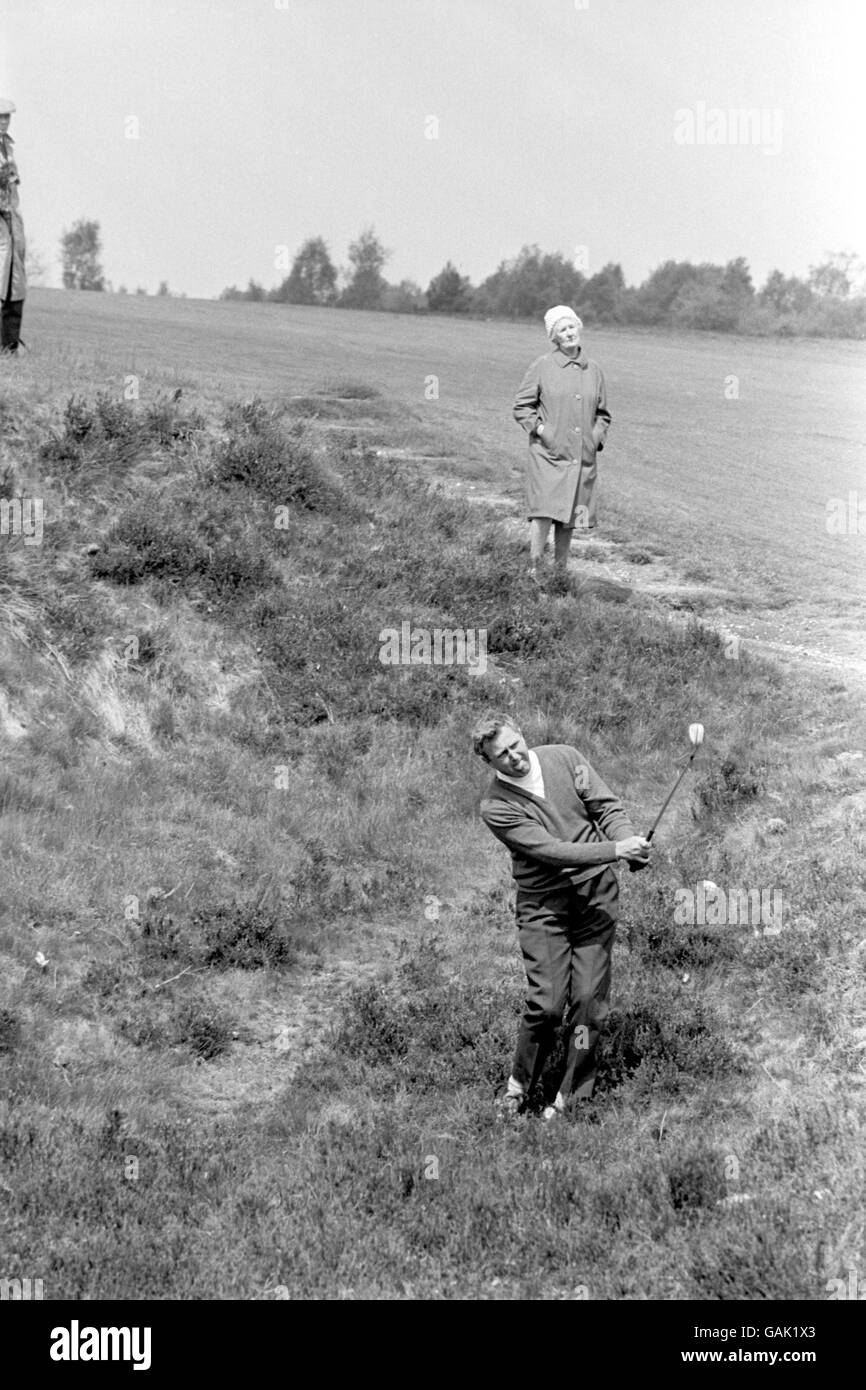 Golf - English Amateur Championships. Michael Bonallack chips out of the rough Stock Photo