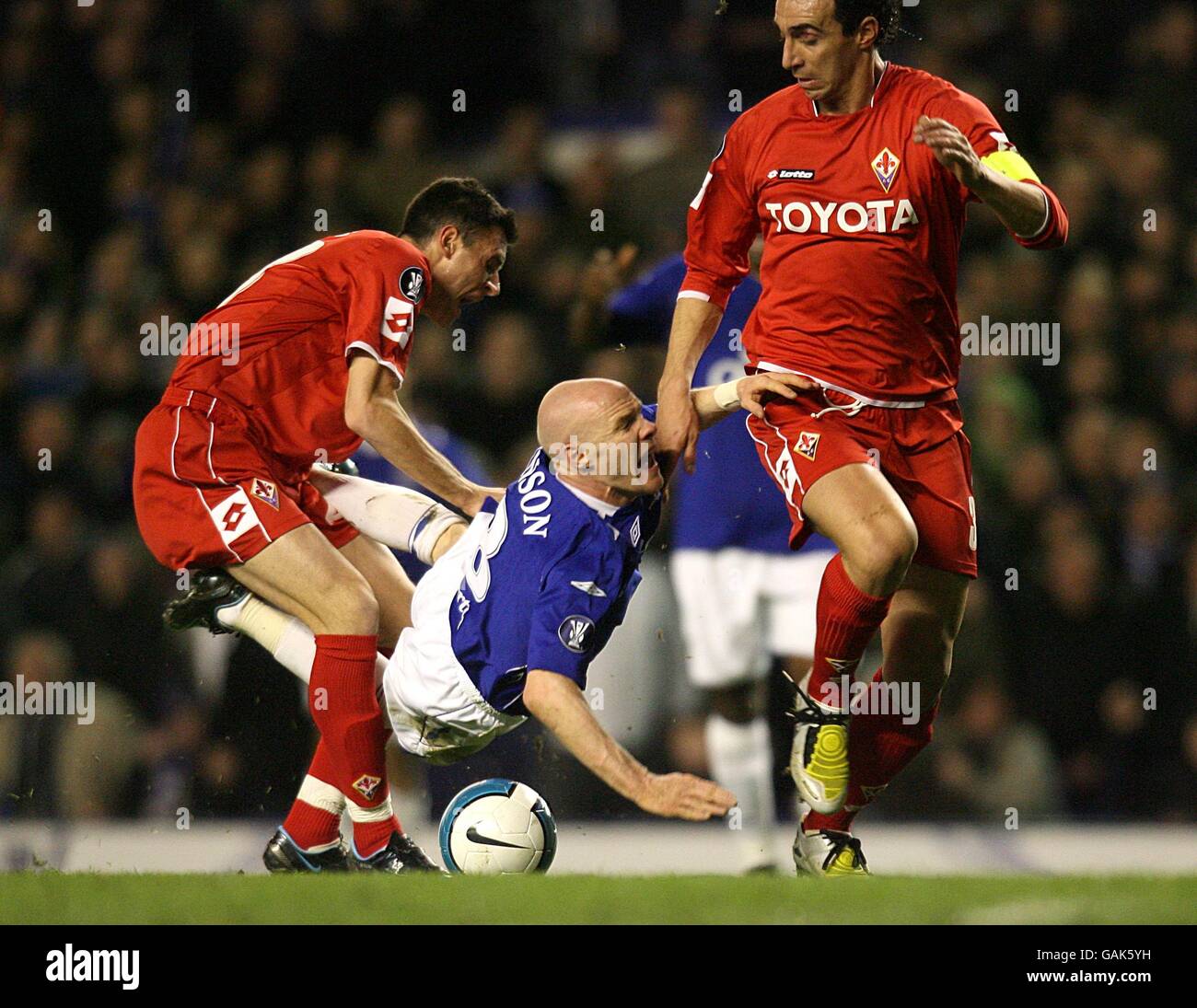 Everton's Andrew Johnson (c) battles for the ball with Fiorentina's Manuel Pasqual (l) and Dario Dainelli (r) Stock Photo