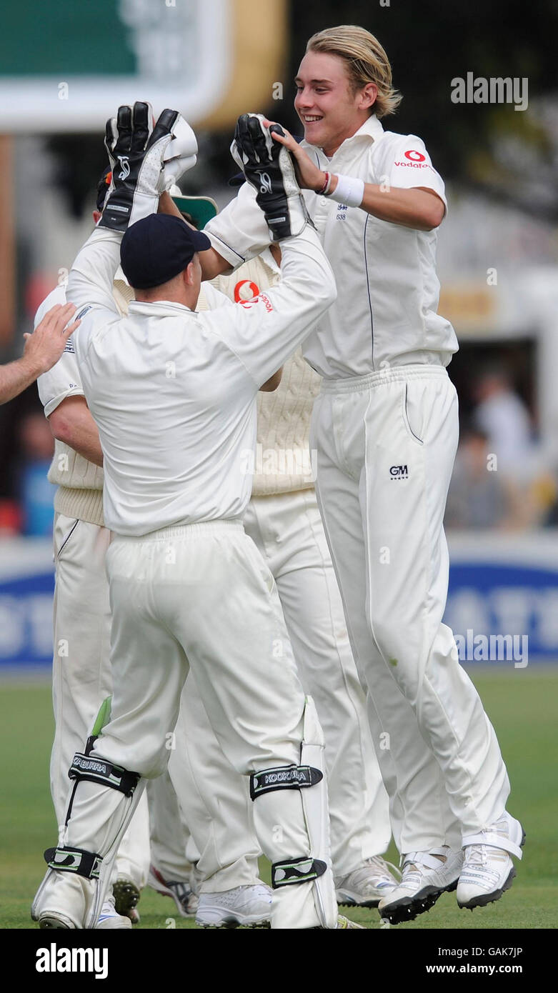 England's Stuart Broad celebrates the wicket of New Zealand's Matthew Bell during the 2nd Test at the Basin Reserve, Wellington, New Zealand. Stock Photo