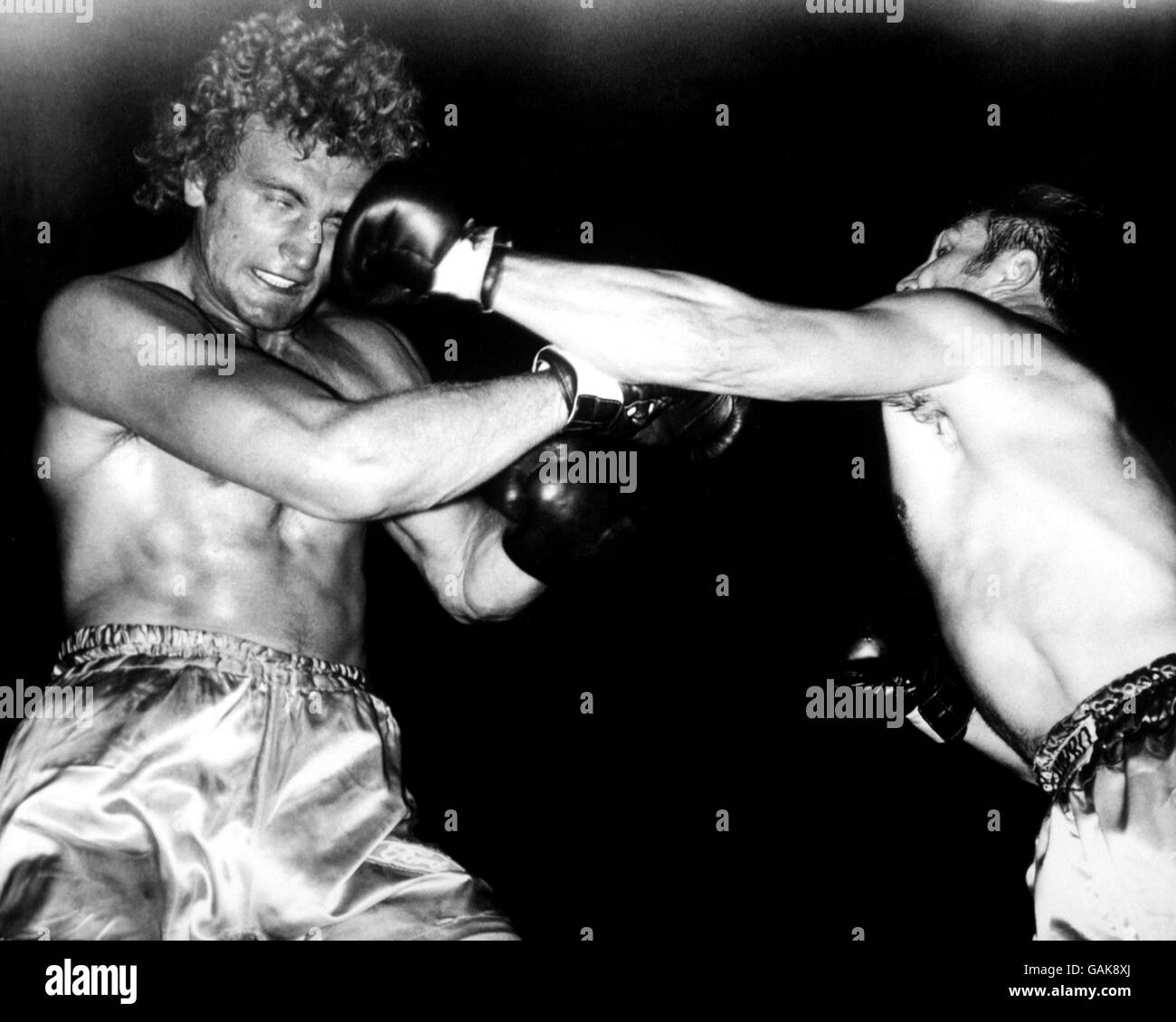 Boxing - European, Commonwealth and British Heavyweight Championship - Joe Bugner v Jack Bodell. Challenger Jack Bodell (r) crunches a left into the eye of Joe Bugner (l) Stock Photo