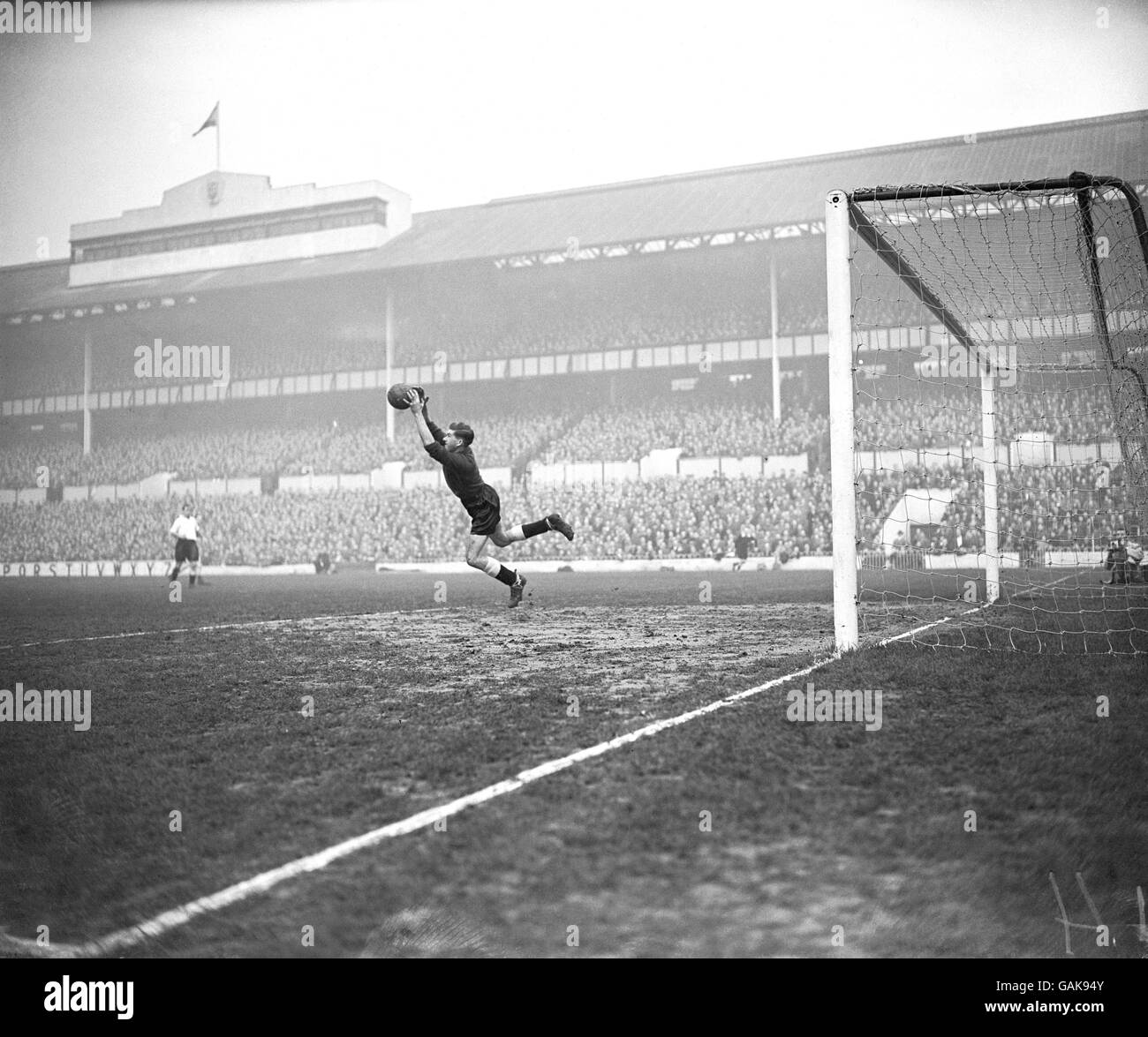 Soccer - Football League Division One - Tottenham Hotspur v Leicester City. Tottenham Hotspur goalkeeper Ron Reynolds leaps to make a save Stock Photo