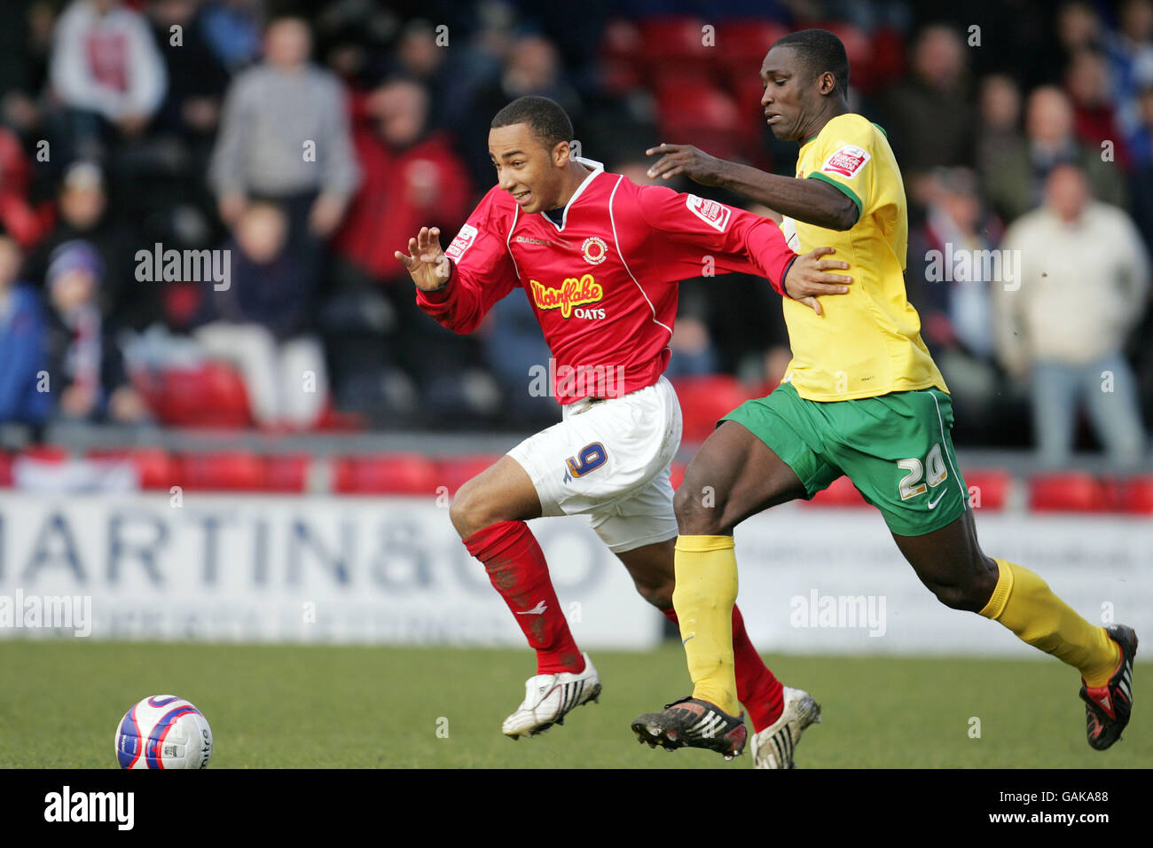 Hartlepool's Godwin Antwi (right) battles for the ball with Crewe's Nicky Maynard during the Coca-Cola League One match at Gresty Road, Crewe. Stock Photo