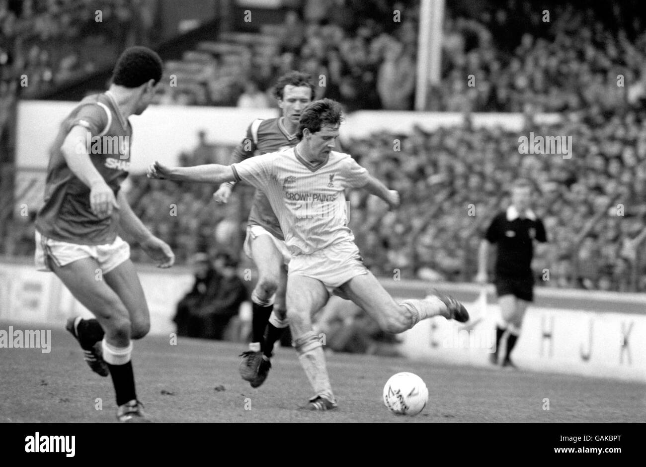 Soccer - FA Cup - Semi Final - Manchester United v Liverpool. Liverpool's Jim Beglin (r) crosses the ball, watched by Manchester United's Paul McGrath (l) and John Gidman (background) Stock Photo