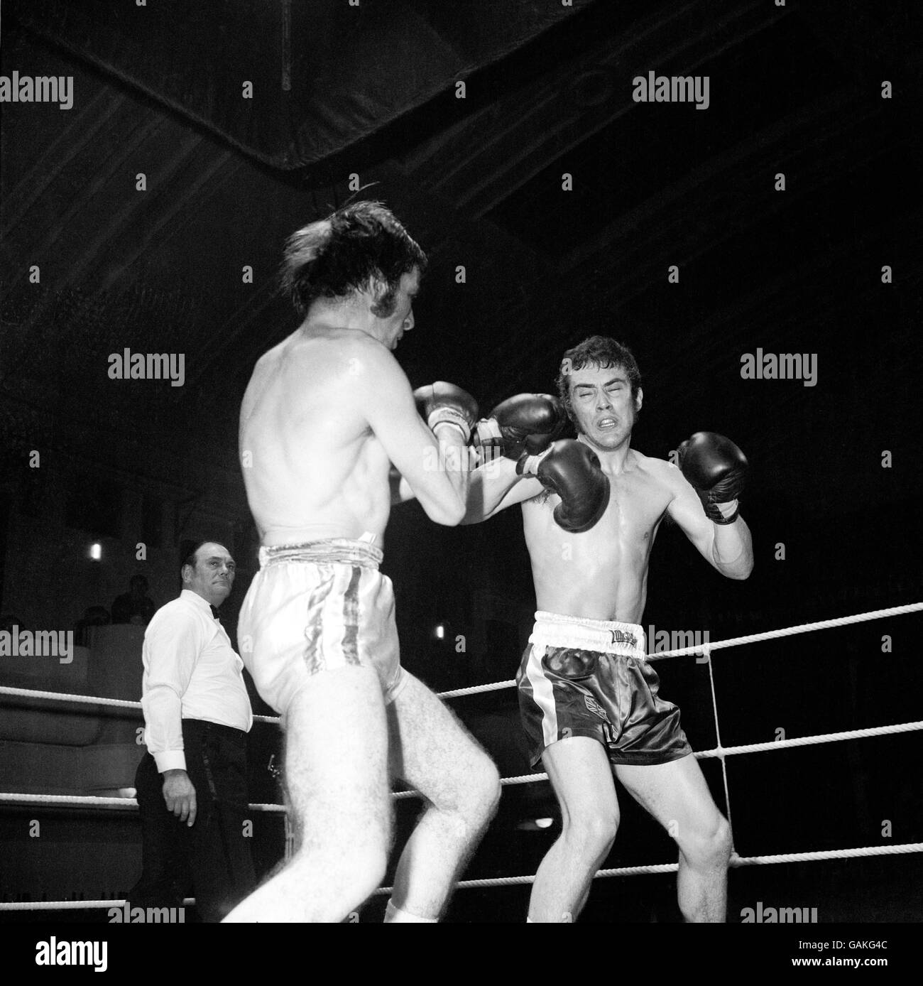 Boxing - Middleweight Bout - Alan Minter v Pat Brogan. Alan Minter (r) flinches as Pat Brogan (l) finds a way through with a left Stock Photo