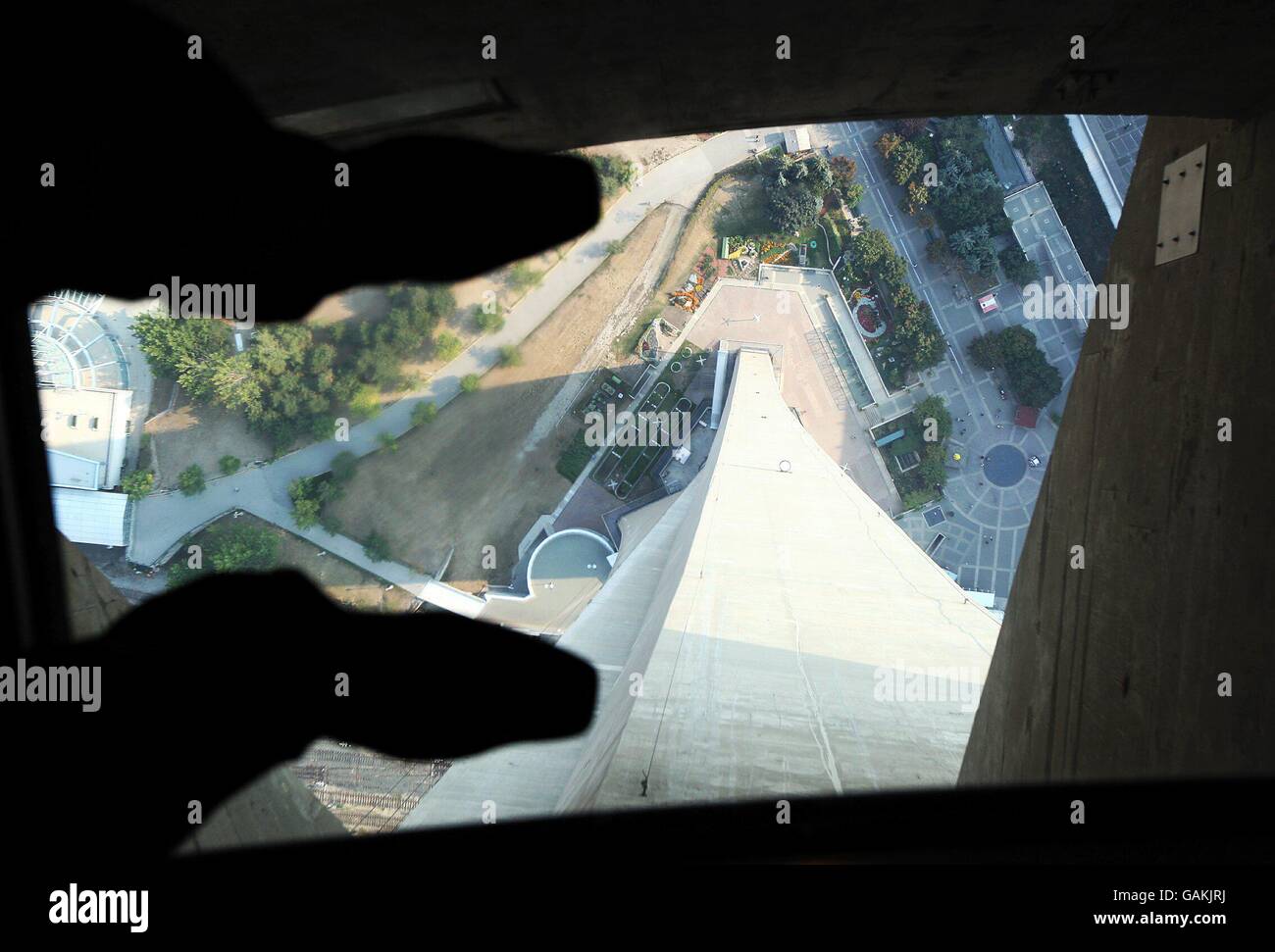 The glass floor of the cn tower in toronto hi-res stock photography and ...