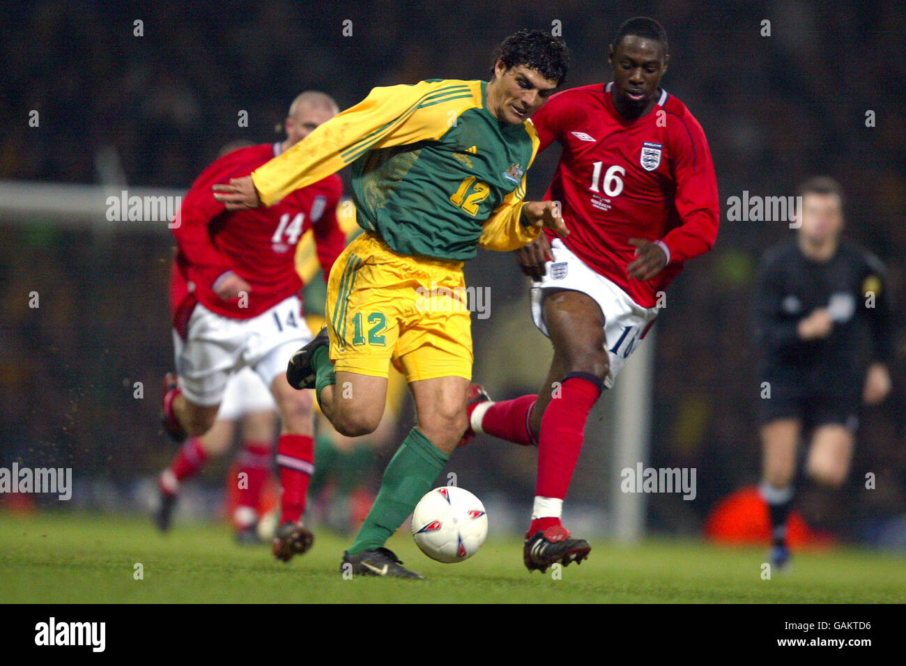 Soccer - International Friendly - England v Australia. Australia's John Aloisi (l) and England's Ledley King (r) battle for the ball Stock Photo