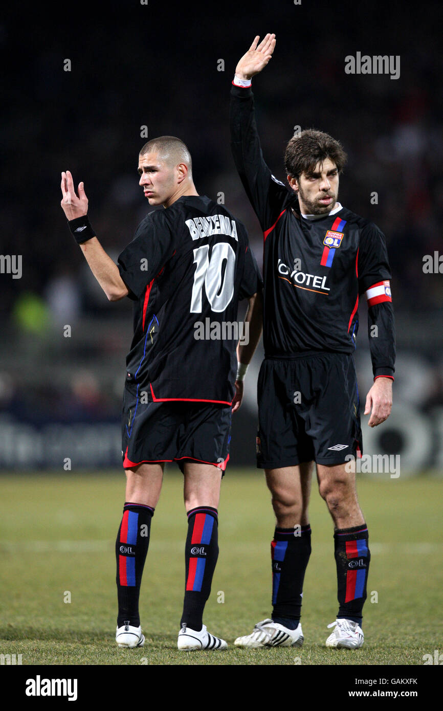 Soccer - UEFA Champions League - Olympique Lyonnais v Manchester United - Stade Gerland. Olympique Lyonnais' Karim Benzema (l) and Juninho Pernambucano form a defensive wall Stock Photo