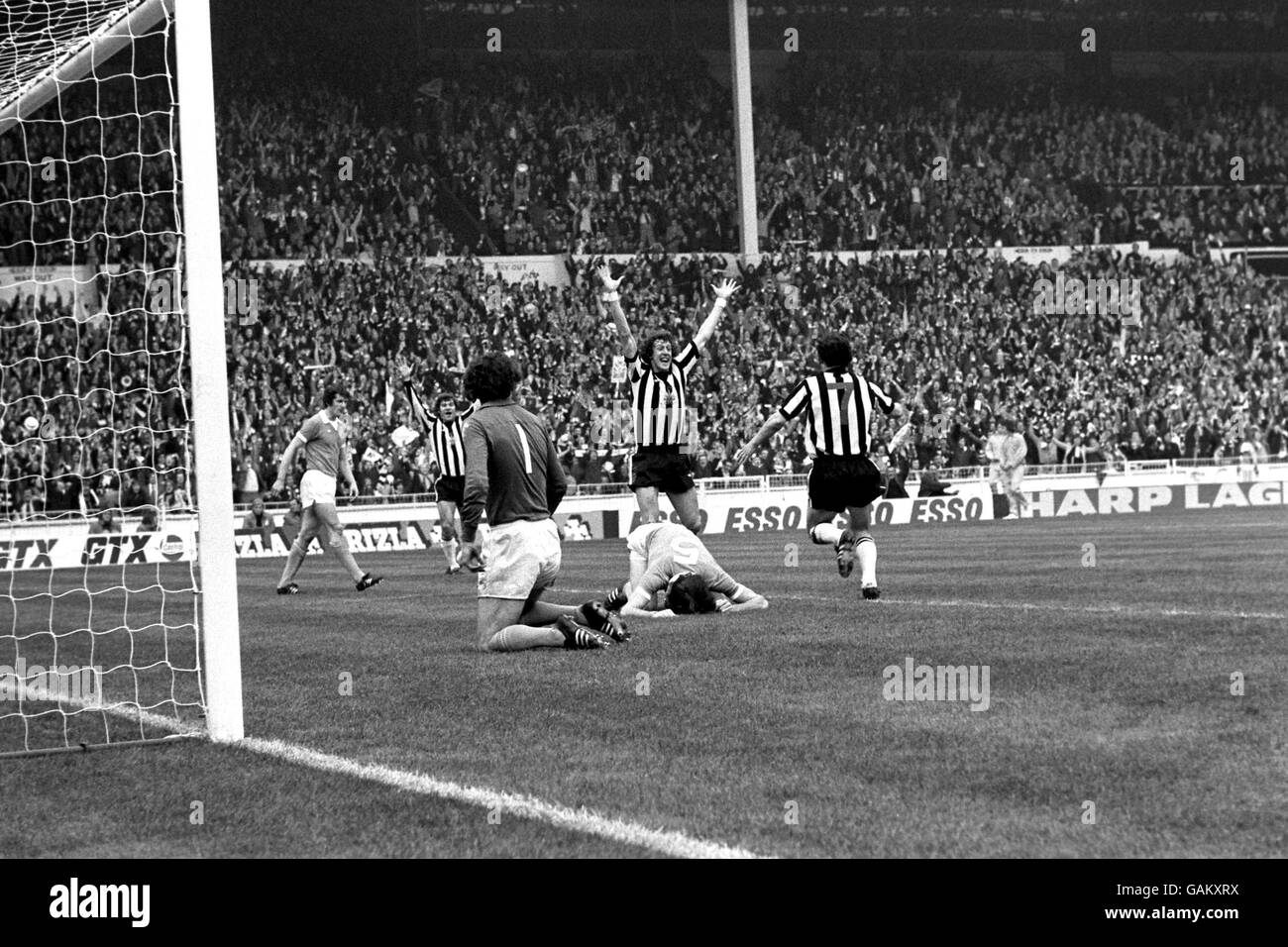 Newcastle United's Mickey Burns (r) and Malcolm MacDonald (second l) rush to congratulate teammate Alan Gowling (arms raised) after he scored the equalizing goal, to the disappointment of Manchester City's Mike Doyle (l), Joe Corrigan (kneeling) and Dave Watson (5) Stock Photo