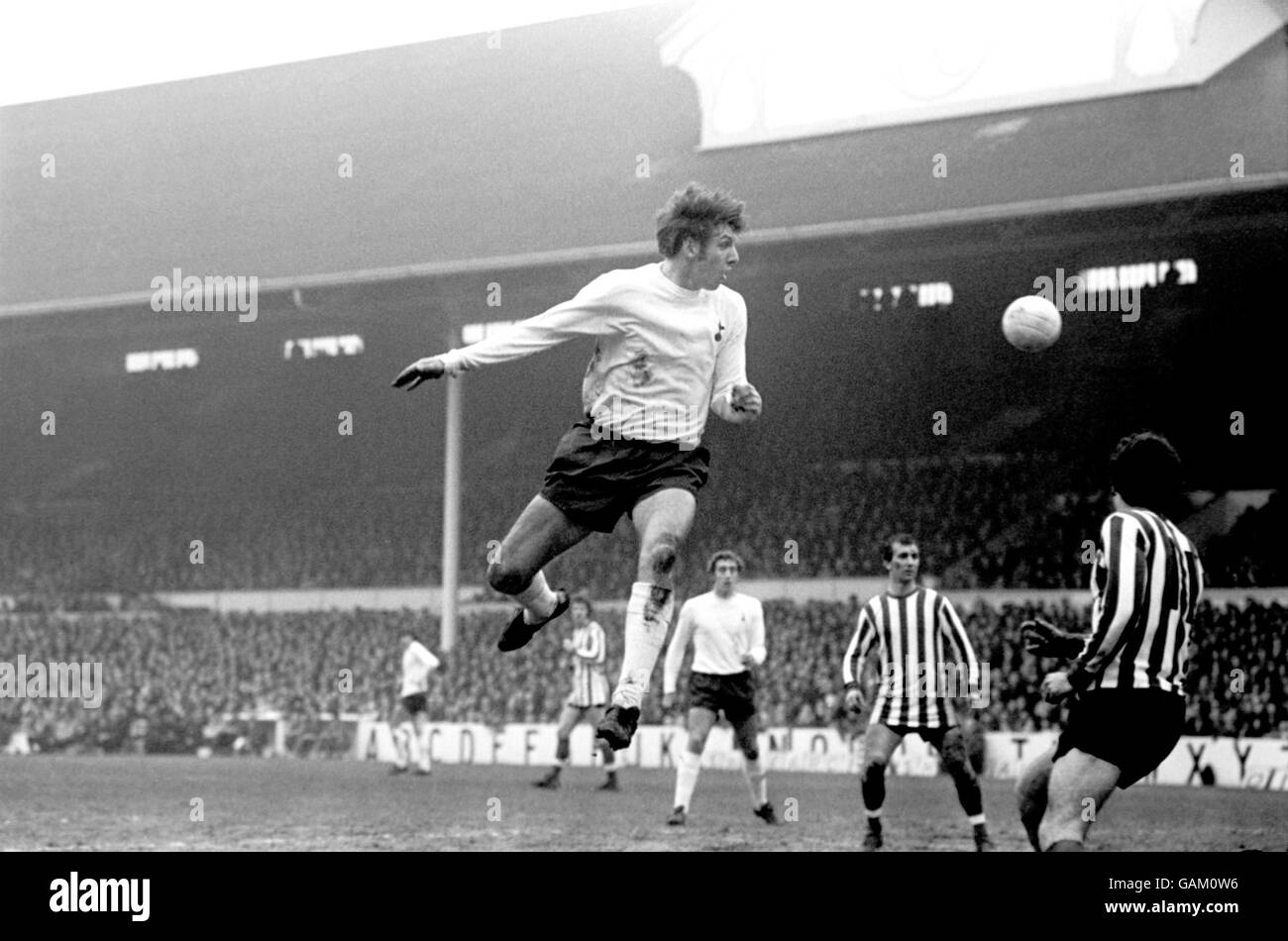 Soccer - Football League Division One - Tottenham Hotspur v Southampton. Tottenham Hotspur's Martin Peters glances a header goalwards Stock Photo