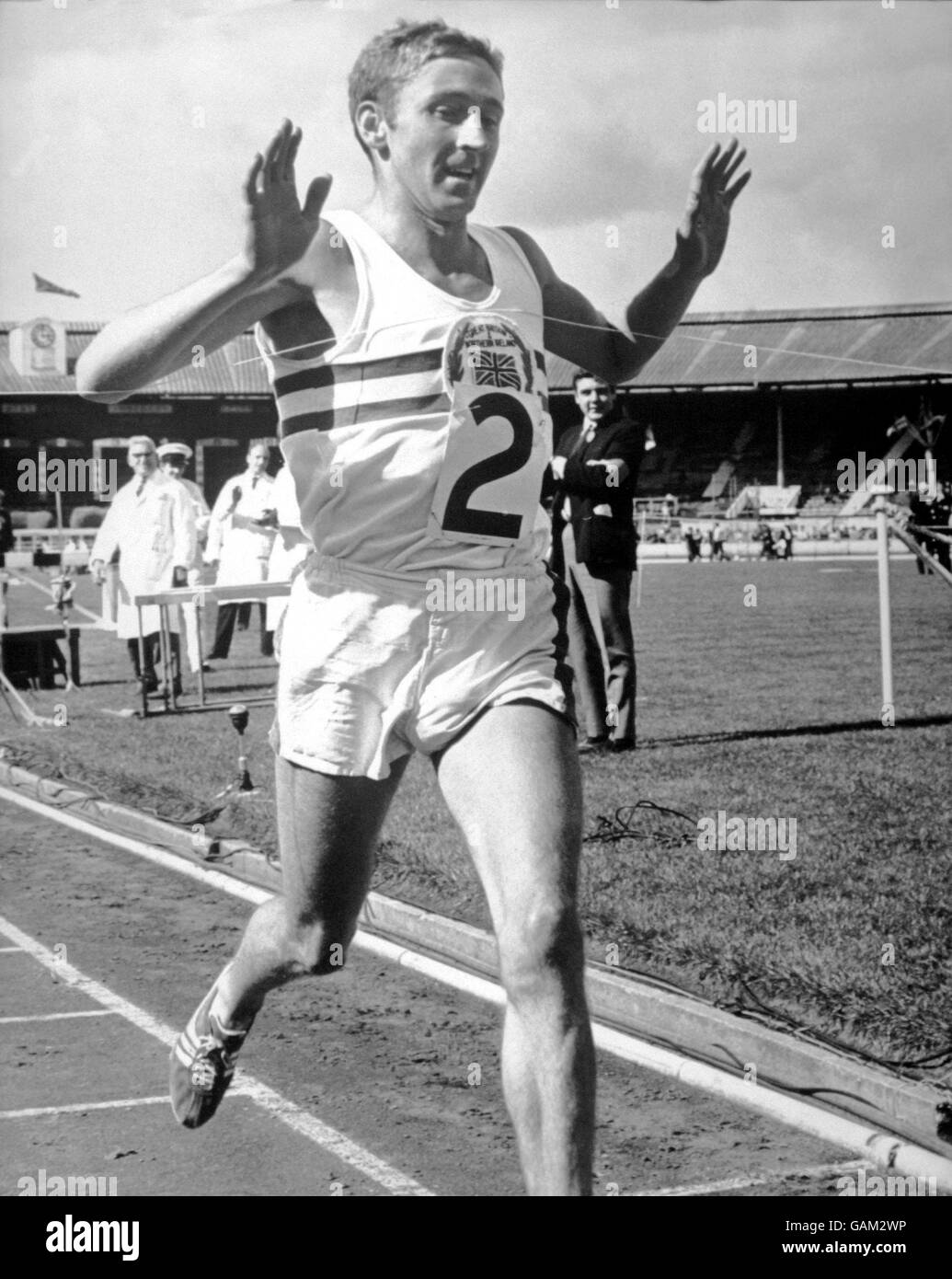 Great Britain's Ron Hill breaks the tape to win the men's 10000m Stock Photo