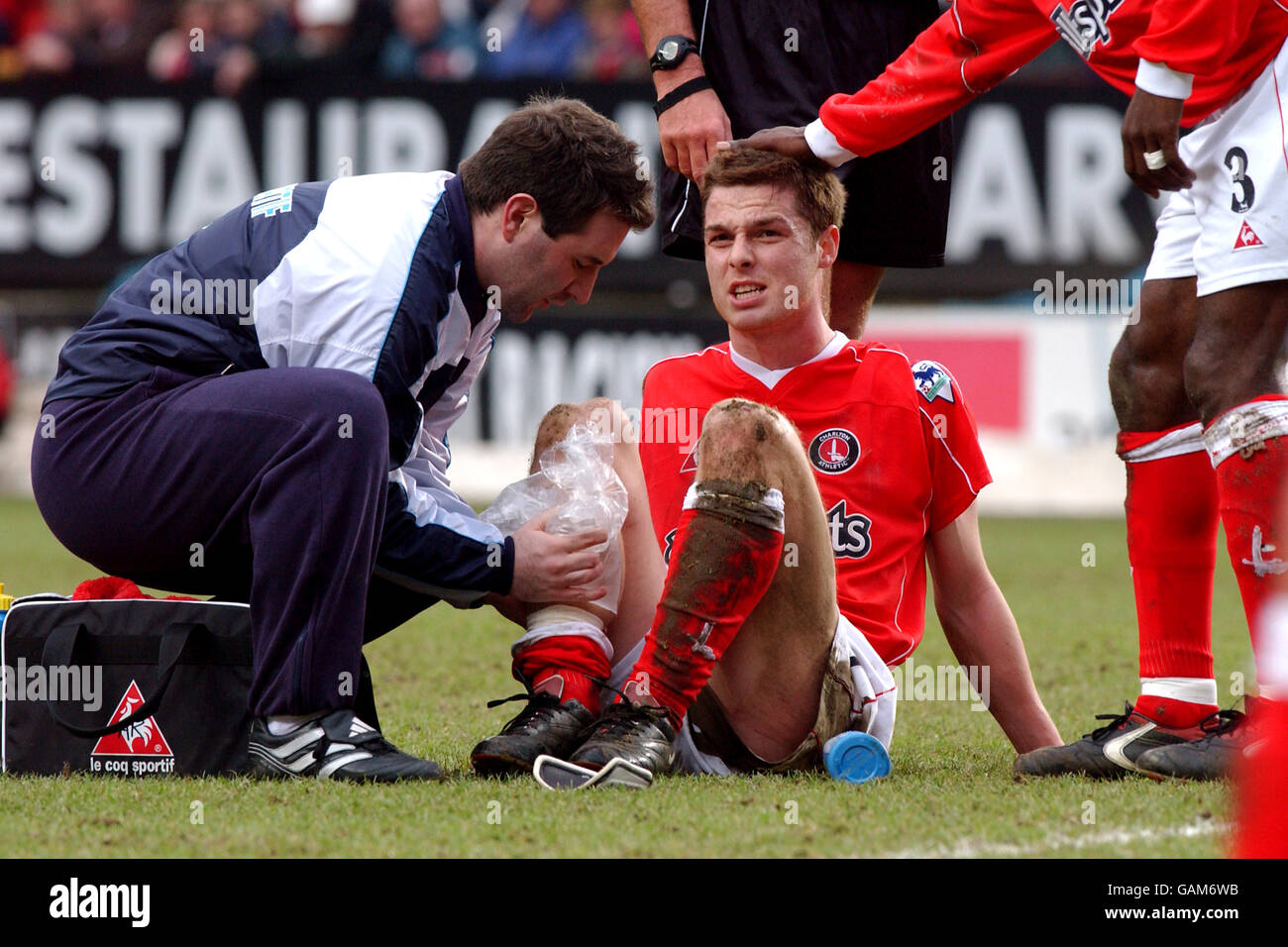 Soccer - FA Barclaycard Premiership - Charlton Athletic v Everton. Charlton Athletic's Scott Parker has ice pressed against his shin by the physio after picking up a knock Stock Photo