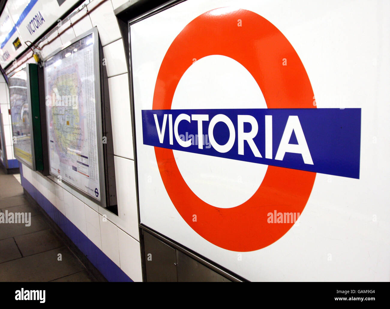 Victoria Overground Victoria underground station stock Stock Photo - Alamy
