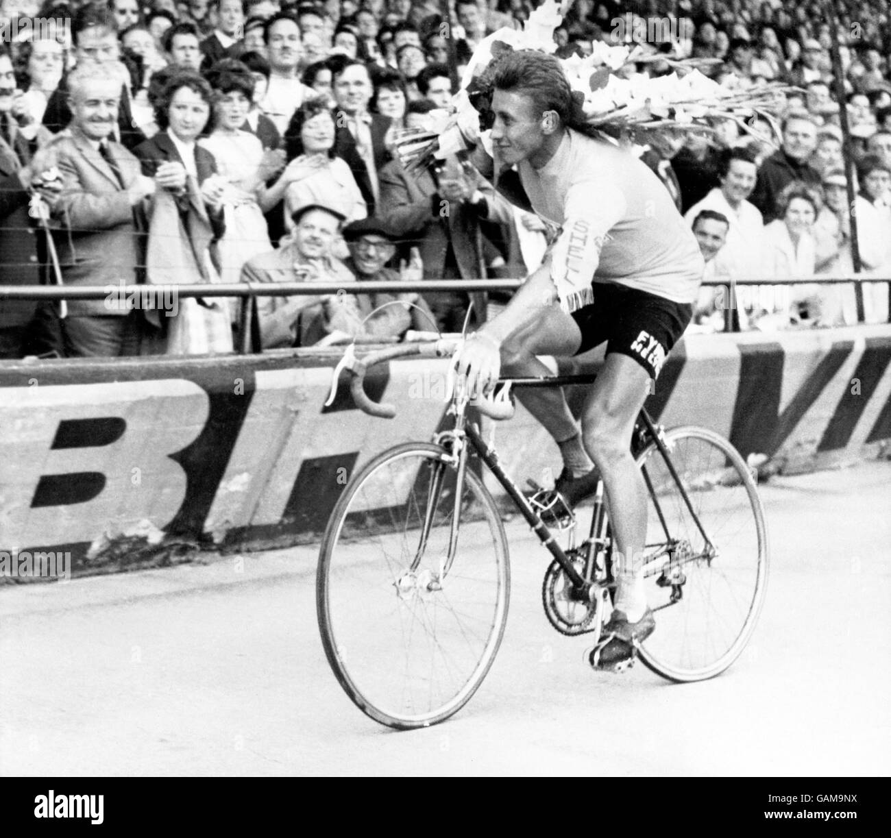 Jacques Anquetil performs a lap of honour around the Parc des Princes velodrome after winning his second Tour Stock Photo