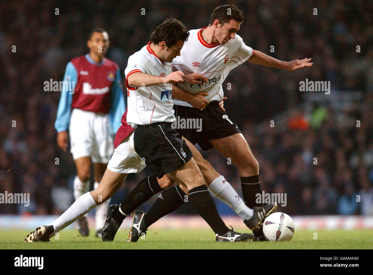 Soccer - FA Cup - Third Round - West Ham United v Nottingham Forest. West Ham United's Joe Cole is blocked out by Nottingham Forest's Andy Reid and John Thompson Stock Photo