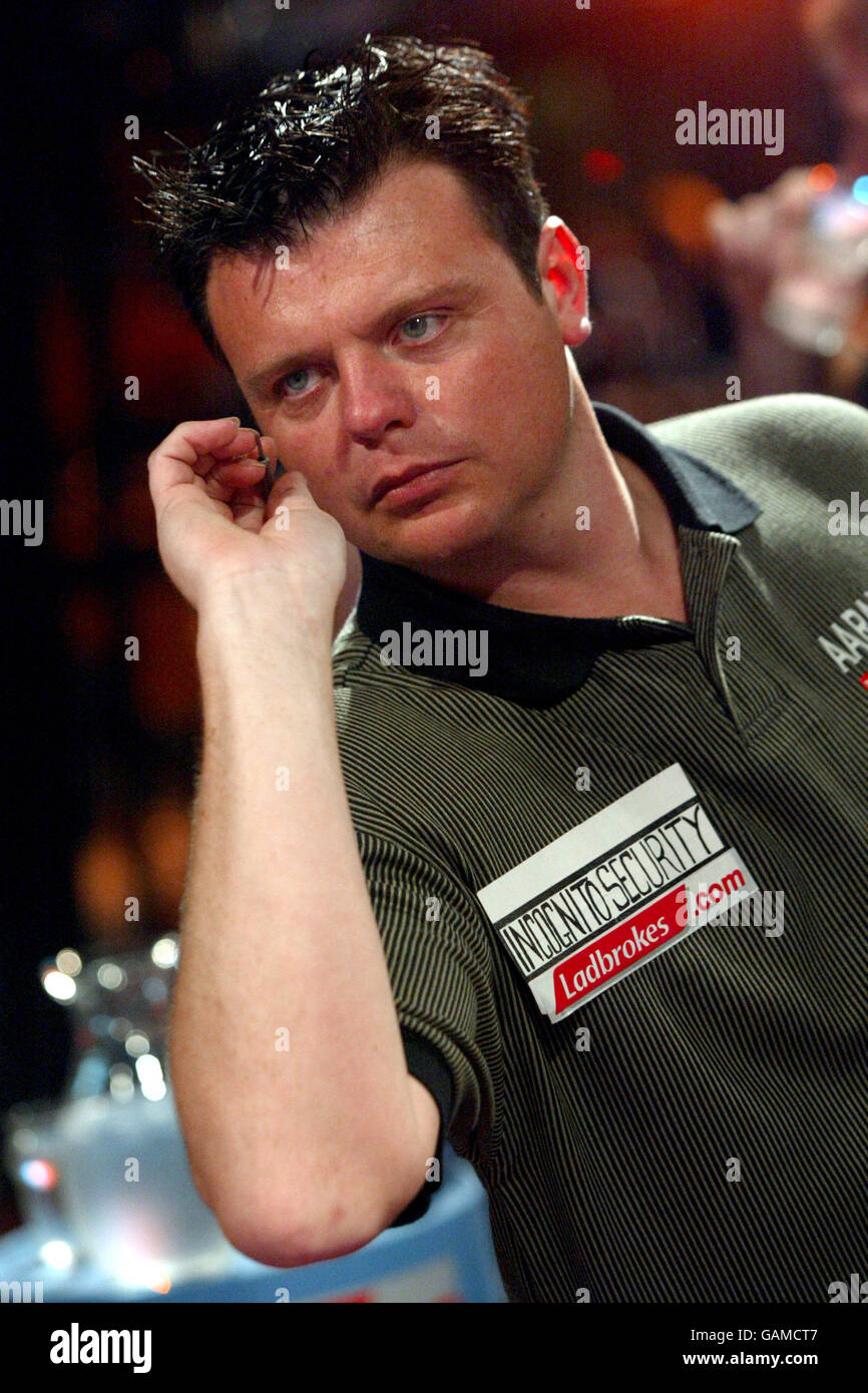 Darts - Ladbrokes World Championship 2003 - Third Round. Chris Mason in  action against Colin Lloyd Stock Photo - Alamy