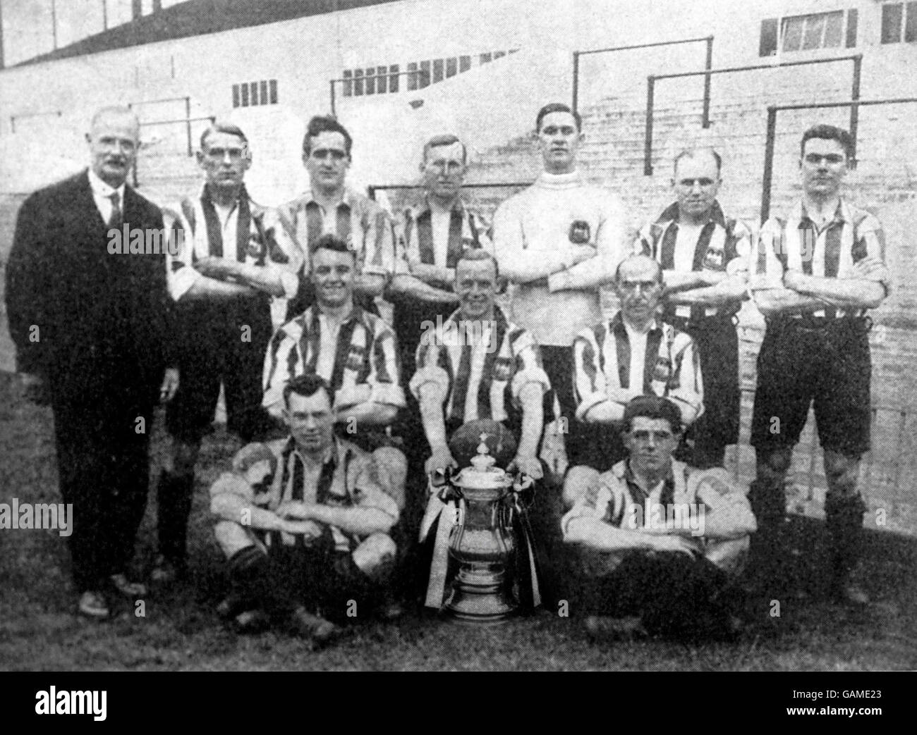 Sheffield United, FA Cup winners 1924-25: (back row, l-r) secretary-manager John Nicholson, Harry Pantling, Seth King, Bill Cook, Charles Sutcliffe, Ernest Milton, George Green (middle row, l-r) Thomas Boyle, Harry Johnson, Billy Gillespie (front row, l-r) Dave Mercer, Fred Tunstall Stock Photo