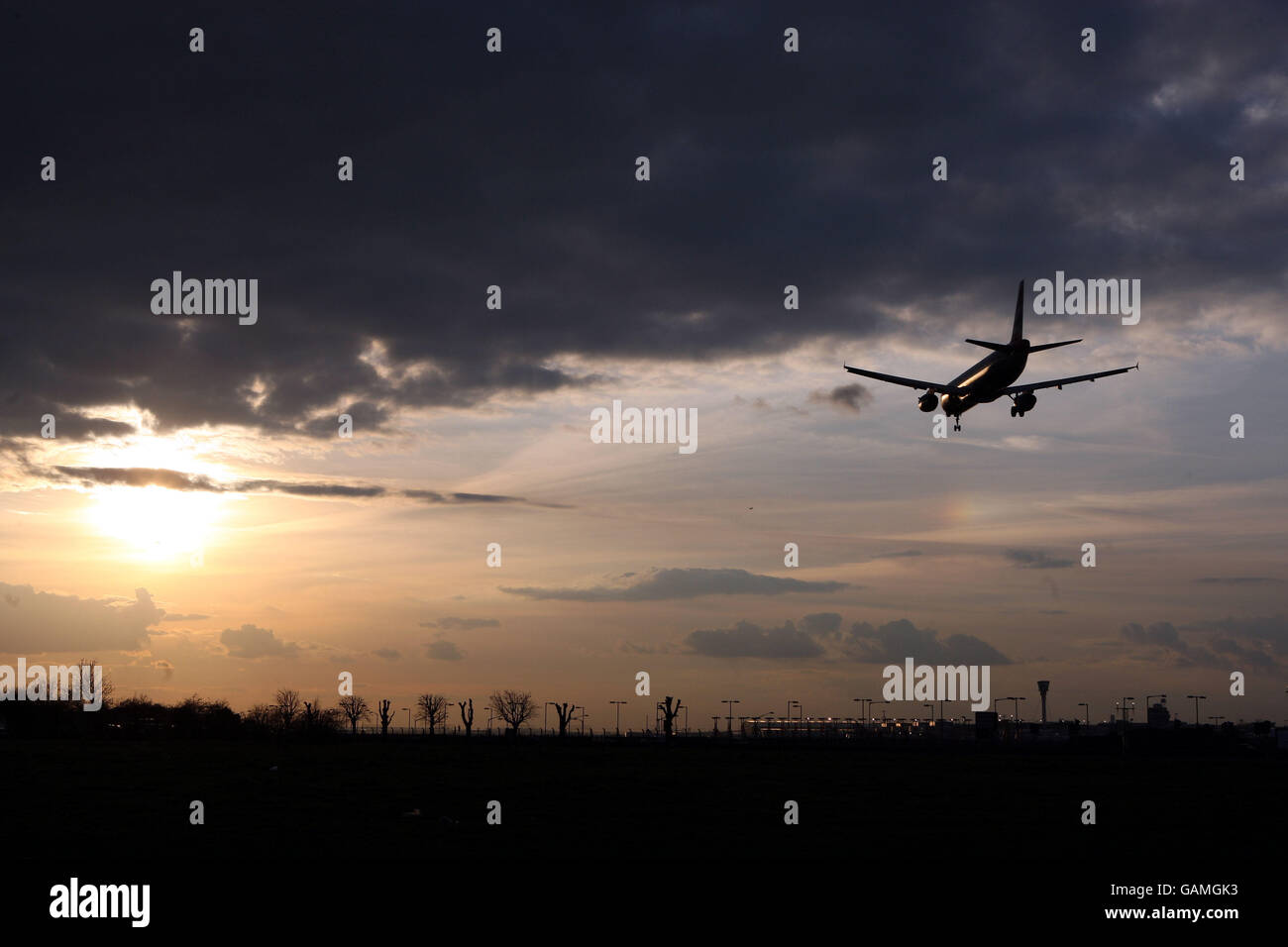 Generic picture of a plane landing on the Southern runway at Heathrow Airport. PRESS ASSOCIATION Photo. Picture date: Wednesday March 19, 2008. Photo credit should read: Steve Parsons/PA Wire Stock Photo