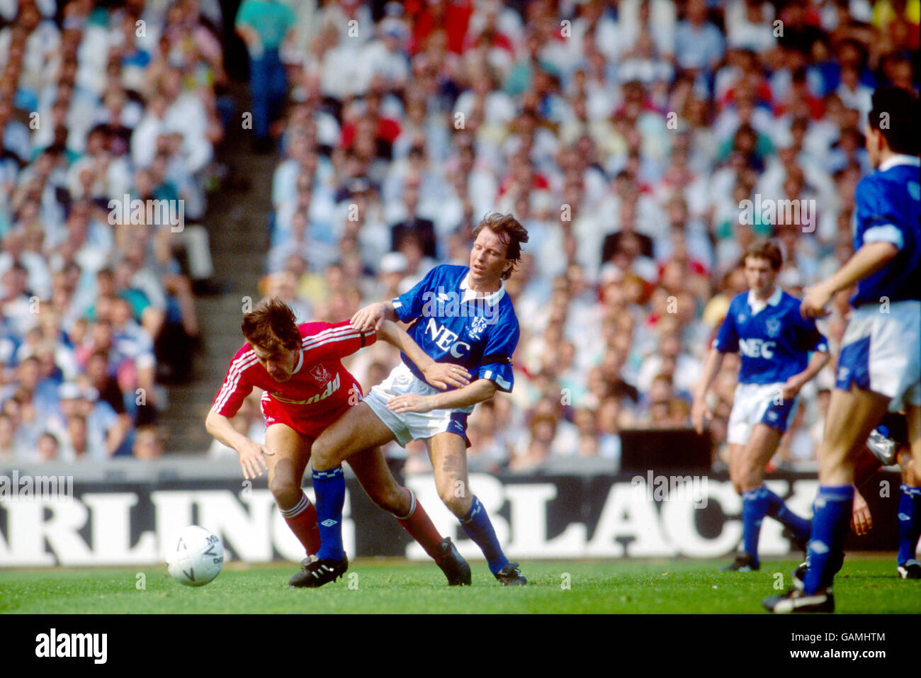 (L-R) Liverpool's Peter Beardsley tries to hold off Everton's Trevor Steven Stock Photo