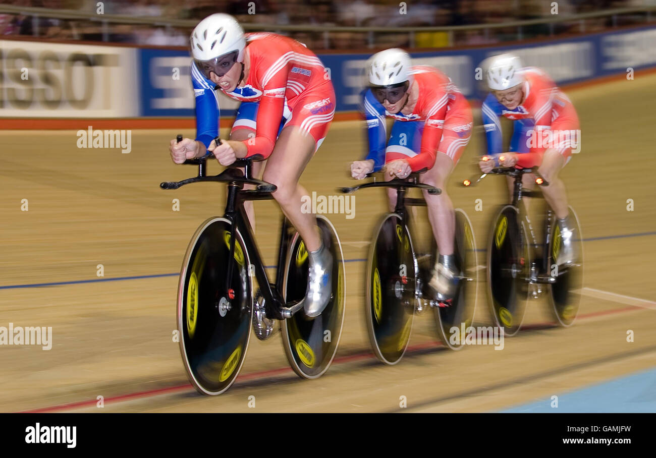 Great Britain on their way to winning gold in the Womens Team Pursuit ...