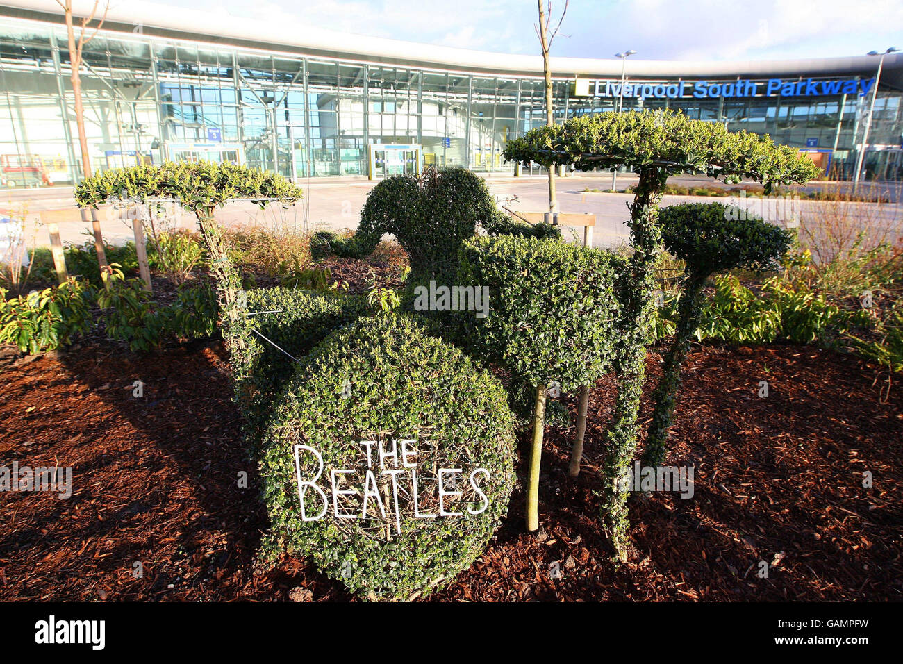 Showbiz beatles hedge hi-res stock photography and images - Alamy